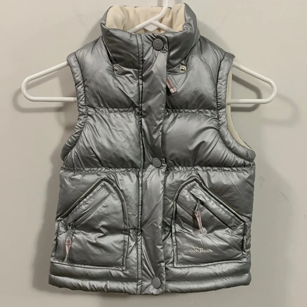 OshKosh Kid’s Puffer Vest Size 4T in silver, girls or boys, very good condition